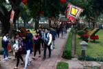 Du khách tại Văn Miếu. (Nguồn: TTXVN)