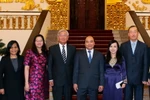 Thủ tướng Nguyễn Xuân Phúc với ông Shin Young-Soo và các đại biểu. (Ảnh: Thống Nhất/TTXVN) 