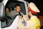 Cảnh sát giao thông kiểm tra nồng độ cồn của lái xe. (Ảnh: Doãn Tấn/TTXVN)