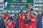 Niềm vui của các cầu thủ câu lạc bộ Becamex Bình Dương đoạt siêu cúp quốc gia 2015. (Ảnh: Đắc Giang/TTXVN phát)