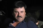Joaquin 'El Chapo' Guzman được đưa từ xe bọc thép xuống tại thành phố Mexico City (Nguồn: AFP)