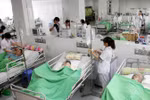 Các y, bác sỹ của bệnh viện điều trị, chăm sóc bệnh nhân. (Ảnh: Trung Kiên/TTXVN)
