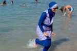 Một phụ nữ mặc trang phục burkini tại bãi biển ở Pháp. (Nguồn: Reuters)