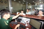 Bộ đội Biên phòng làm thủ tục nhập cảnh cho du khách Trung Quốc. (Ảnh: Trọng Đức/TTXVN)