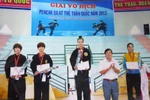 Vận động viên Trần Thị Thêm đứng trên bục cao nhất tại giải vô địch Pencak Silat trẻ toàn quốc năm 2013. (Ảnh: Phan Quân/Vietnam+)