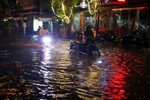 Ngập úng ở đường Ni Sư Huỳnh Liên, quận Tân Bình (Ảnh: Hoàng Hải/TTXVN)
