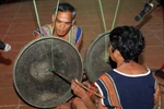Hai nghệ nhân dân gian dân tộc Brâu ở huyện Ngọc Hồi (Kon Tum) đánh chiêng Tha trong các nghi lễ của dân tộc mình. (Ảnh: Trần Lê Lâm/TTXVN)