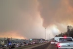 Khói bốc lên từ những đám cháy rừng ở Fort McMurray. (Nguồn: AP)
