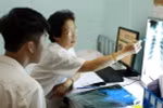 Chẩn đoán, điều trị cho người bệnh tại Trung tâm Bác sỹ gia đình Hà Nội. (Ảnh: Dương Ngọc/TTXVN)