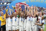 Niềm vui của các cô gái đội tuyển Mỹ khi họ đăng quang ngôi vô địch World Cup bóng đá nữ 2019 ở Lyon, Pháp. (Ảnh: THX/TTXVN)
