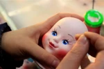 Các công nhân tạo hình mắt búp bê sinh động, đa dạng. (Ảnh: Trần Hiếu/TTXVN)