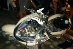 Chiếc xe máy bị văng ra sau 5km mắc vào xế hộp tiền tỷ (Ảnh: Sơn Bách/Vietnam+)