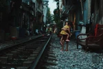 Tuổi thơ của những đứa trẻ ở "phố đường tàu" gắn chặt với đường ray xe lửa. (Ảnh: Thanh Dung/Vietnam+)
