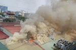 Hiện trường vụ cháy lớn tại 109 Trường Chinh (Ảnh: PV/Vietnam+) 