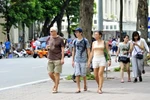 Khách du lịch nước ngoài trên phố đi bộ hồ Hoàn Kiếm. (Ảnh: Quang Quyết/TTXVN)