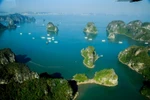 Vịnh Hạ Long nhìn từ độ cao 300m. UNESCO vinh danh vịnh Hạ Long trong hai năm 1994 và 2000. (Ảnh: Trung Nguyên/TTXVN)