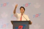 Thủ tướng Canada Justin Trudeau nói chuyện với sinh viên trường đại học Tôn Đức Thắng. (Ảnh: Thanh Vũ/TTXVN)
