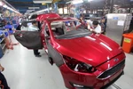 Sản xuất ôtô tại Nhà máy Ôtô Ford Hải Dương. (Ảnh: Trần Việt/TTXVN)
