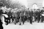 Tướng Pháp Charles de Gaulle cùng đoàn tùy tùng của mình dạo bước qua Khải Hoàn Môn sau khi Paris được giải phóng, ngày 28/8/1944. (Ảnh: Tư liệu quốc tế/TTXVN phát)