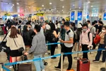 Cảng hàng không quốc tế Nội Bài và Tân Sơn Nhất đông nghịt hành khách bay trong ngày mùng 5 Tết. (Ảnh: CTV/Vietnam+)