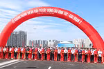 Thủ tướng Chính phủ Phạm Minh Chính và các lãnh đạo Ủy ban Nhân dân thành phố Hà Nội cắt băng khánh thành Cầu Vĩnh Tuy giai đoạn 2. (Ảnh: Việt Hùng/Vietnam+)