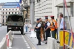 Cảnh sát Bỉ gác bên ngoài văn phòng Thủ tướng ở Brussels ngày 7/8 vừa qua. (Ảnh: AFP/TTXVN)
