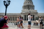 Du khách Mỹ chụp ảnh tại một địa điểm du lịch ở Havan của Cuba. (Nguồn: AFP)
