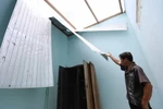 Trận lốc xoáy đã khiến nhiều căn nhà tại huyện Đạ Tẻh hư hỏng, tốc mái. (Ảnh: Nguyễn Dũng/TTXVN)