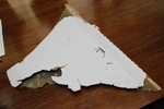 Một trong hai mảnh vỡ nghi của chiếc máy bay MH370 được tìm thấy ở Mozambique. (Ảnh: THX/TTXVN)