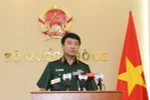 Thượng tướng Võ Văn Tuấn, Phó Tổng Tham mưu trưởng Quân đội nhân dân Việt Nam chủ trì buổi họp báo. (Ảnh: TTXVN)