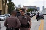 Cảnh sát Mỹ tuần tra tại khu vực gần hiện trường vụ xả súng. (Ảnh: THX/TTXVN)