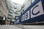 Hàng rào trước trụ sở và trường quay của BBC ở Portland Place, thủ đô London của Anh. (Nguồn: Reuters)