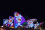 Nhà hát Opera Sydney lung linh sắc màu trong lễ hội "Vivid Sydney 2016," hồi tháng Sáu vừa qua. (Ảnh: THX/TTXVN)