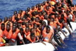 Nhân viên Cơ quan Chữ thập đỏ Italy tham gia giải cứu người di cư trên biển ngoài khơi Libya ngày 18/8 vừa qua. (Ảnh: EPA/TTXVN)