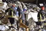 Lực lượng cứu hộ tìm kiếm nạn nhân động đất tại Amatrice, Italy ngày 25/8. (Ảnh: EPA/TTXVN)