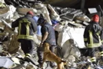 Lực lượng cứu hộ tìm kiếm nạn nhân động đất tại Amatrice, Italy ngày 25/8. (Ảnh: EPA/TTXVN)
