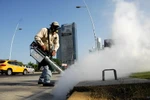 Nhân viên y tế phun thuốc diệt muỗi tại thủ đô Panama City ngày 2/2 vừa qua. (Ảnh: THX/TTXVN)