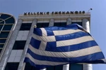 Lá cờ Hy Lạp bay bên ngoài tòa nhà Chứng khoán Hy Lạp. (Nguồn: AFP)
