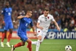 Tiền đạo Dimitri Payet (trái) trong trận đấu giữa đội tuyển Pháp và đội Albania tại bảng A vòng chung kết Euro 2016 diễn ra ở Marseille, Pháp ngày 15/6 vừa qua. (Ảnh: AFP/TTXVN)