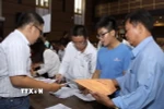 Thí sinh nộp hồ sơ đăng ký xét tuyển đợt 1 vào Đại học Kinh tế Thành phố Hồ Chí Minh. (Ảnh: Phương Vy/TTXVN)