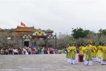 Hoạt động văn hóa đón khách du lịch tại Đại nội Huế. (Ảnh: Tường Vi/TTXVN)
