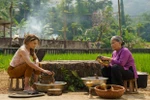 Rachael Leigh Cook trong phân đoạn bị người bà nội của Nghệ sỹ Ưu tú Lê Thiện 'dọa.' (Ảnh: Nhà phát hành)