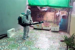 Phun hóa chất diệt muỗi trong nhà dân ở khu vực có ổ dịch sốt xuất huyết. (Ảnh: Nguyễn Chinh/TTXVN)