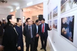 Đại biểu tham quan triển lãm. (Ảnh: Minh Quyết/TTXVN)