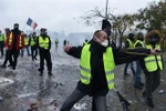 Người biểu tình "áo vàng" quá khích ném đá, bắn súng cao su vào cảnh sát tại Đại lộ Champs Elysees ở Paris. (Ảnh: AFP/TTXVN)