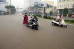 Giao thông đi lại khó khăn do mưa lớn gây ngập đường tại Đà Nẵng. (Ảnh: Trần Lê Lâm/TTXVN)