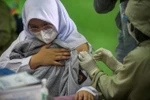 Tiêm vaccine ngừa COVID-19 tại Jakarta, Indonesia. (Ảnh: THX/TTXVN)