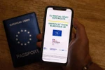 Hộ chiếu và Chứng chỉ COVID-19 của EU. (Ảnh: AFP/TTXVN)