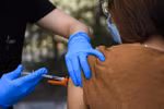Nhân viên y tế tiêm vaccine phòng COVID-19 của hãng dược Pfizer-BioNTech cho người dân. (Ảnh: AFP/TTXVN)