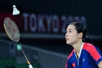 Vận động viên cầu lông Nguyễn Thuỳ Linh thi đấu trong trận gặp đối thủ Thụy Sĩ Sabrina Jaquet tại Olymic Tokyo 2020. (Ảnh: AFP/TTXVN)